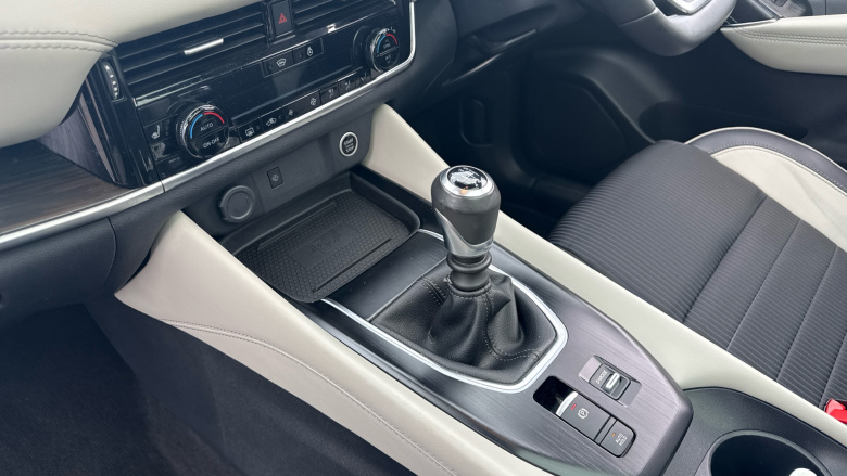 Nissan Qashqai 1.3 DiG-T MH Tekna 5dr Petrol Hatchback